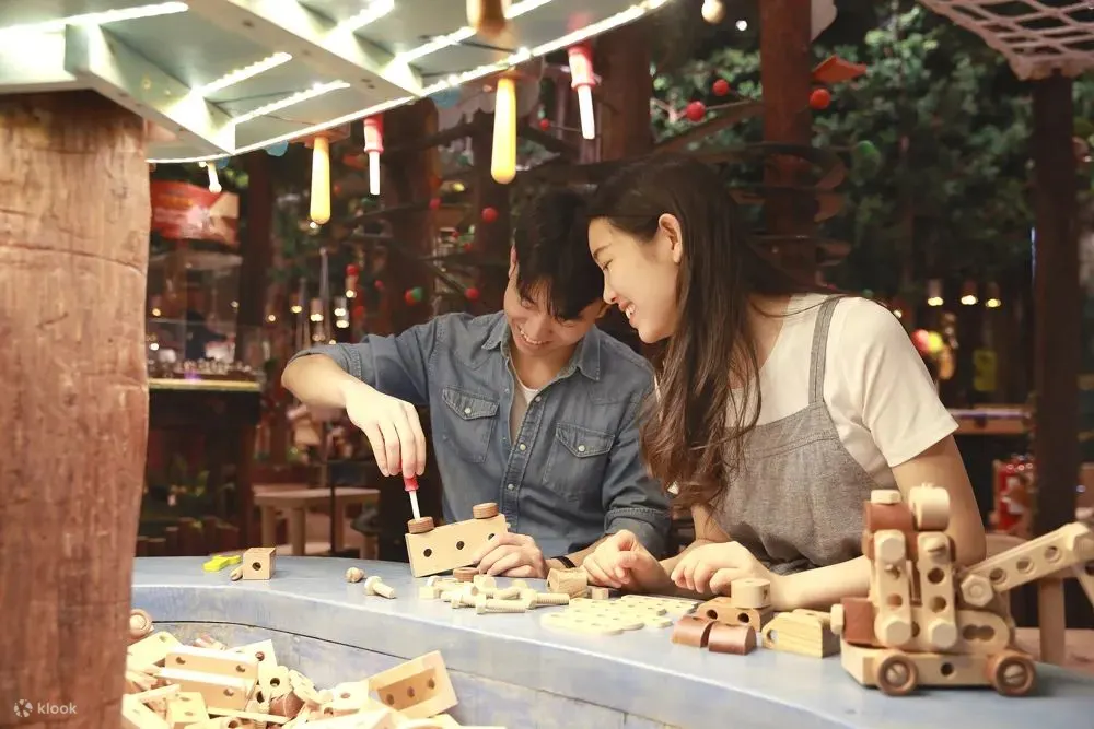 情侣来玩，可不要只顾自己玩就忘了对方哦，一起挑战各种游戏，在游玩的过程中增进感情与培养默契，同时也可以测测你的另一半智商高不高哦